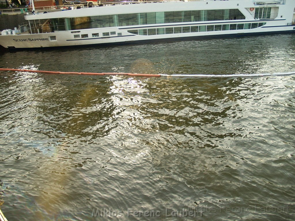 Aus Schiff laeuft Dieselkraftstoff aus Hoehe Koeln Schokoladenmuseum P54.JPG